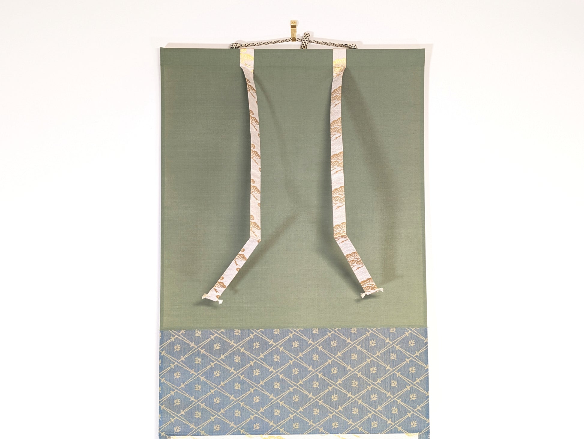 Partie haute de la face avant du kakejiku avec ten en soie verte, fūtai décoratifs et chūberi bleu broché, montage traditionnel de chagake japonais