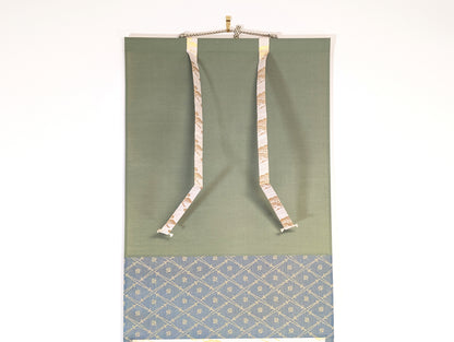 Partie haute de la face avant du kakejiku avec ten en soie verte, fūtai décoratifs et chūberi bleu broché, montage traditionnel de chagake japonais