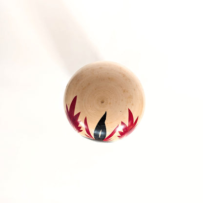 Vue du dessus d’une poupée japonaise kokeshi Naruko, travail du bois artisanal