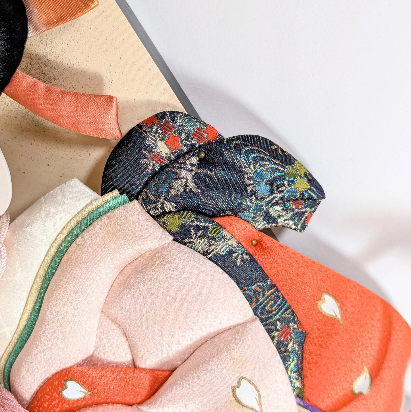 Textile japonais ancienen soie obi, détail de technique oshi-e en relief