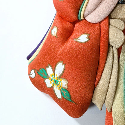 Textile japonais ancien à motif fleurs de cerisier, détail de technique oshi-e en relief