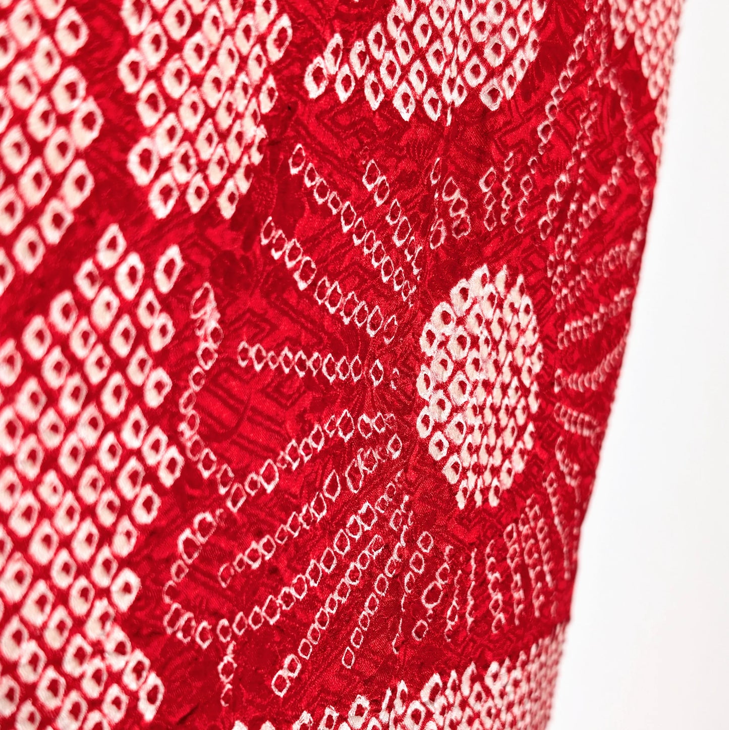 Gros plan sur la technique shibori japonaise en soie sur un haori vintage authentique