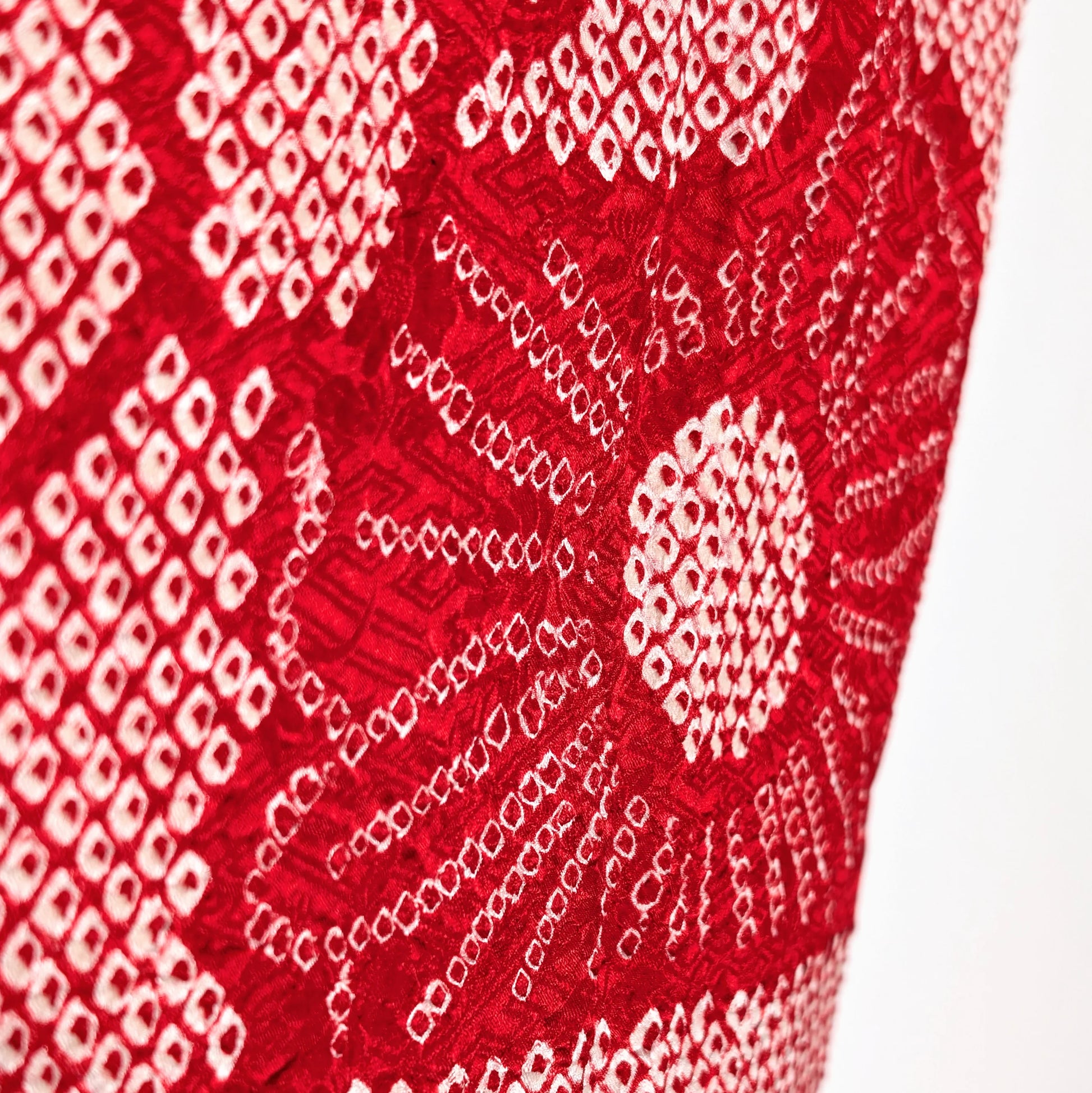 Gros plan sur la technique shibori japonaise en soie sur un haori vintage authentique
