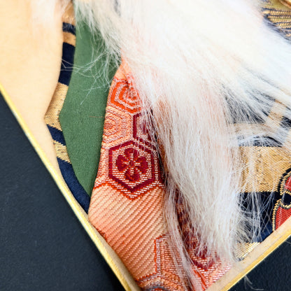 Détail du costume brocart d’un acteur kabuki sur tableau oshi-e japonais, artisanat textile japonais vintage