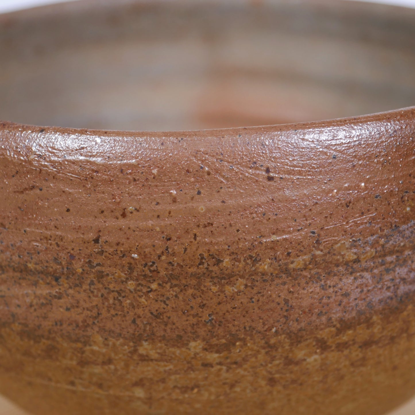 Texture Bizen pottery avec effets du feu yohen sur bol matcha japonais