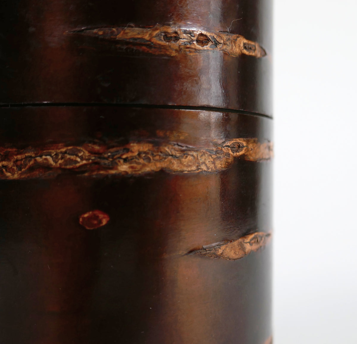 Détail de la texture brune de l’écorce de cerisier polie sur un artisanat japonais traditionnel kabazaiku