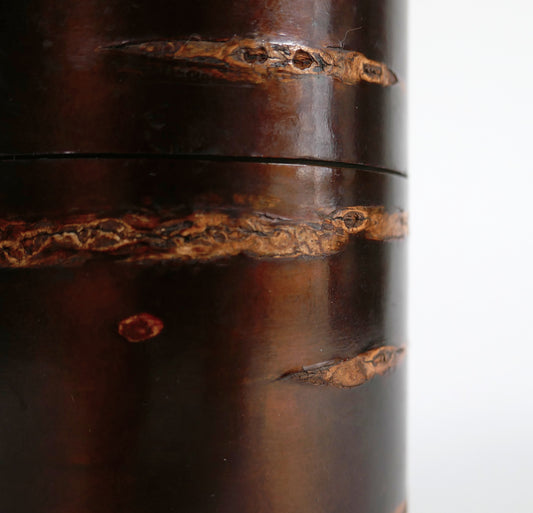 Détail de la texture brune de l’écorce de cerisier polie sur un artisanat japonais traditionnel kabazaiku