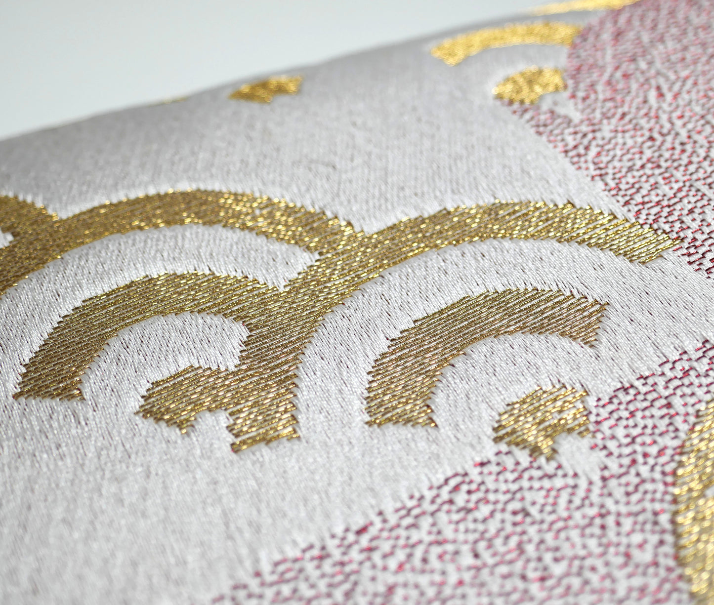 Texture de soie avec fil doré et vagues japonaises seigaiha sur obi hanhaba traditionnel