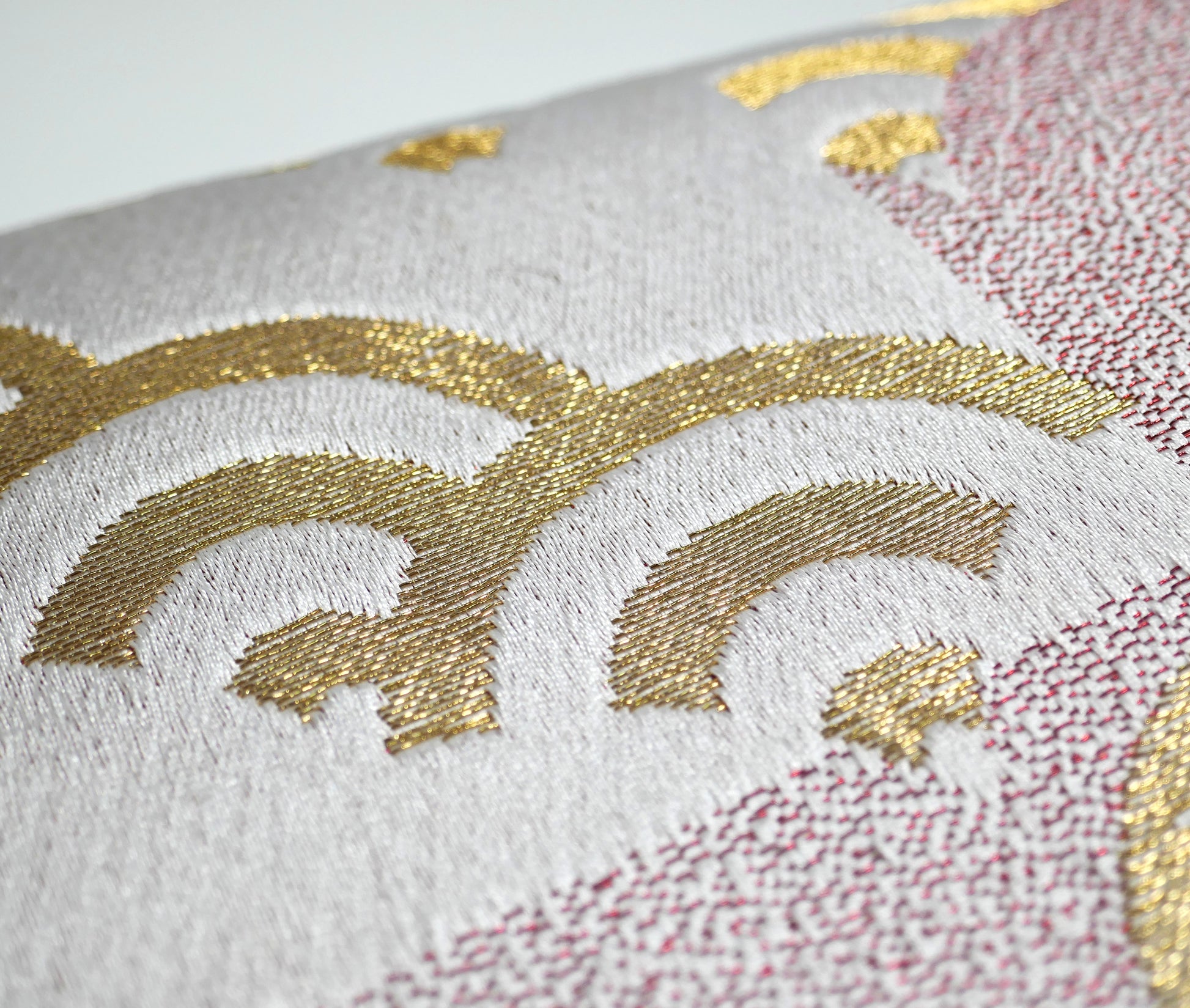 Texture de soie avec fil doré et vagues japonaises seigaiha sur obi hanhaba traditionnel