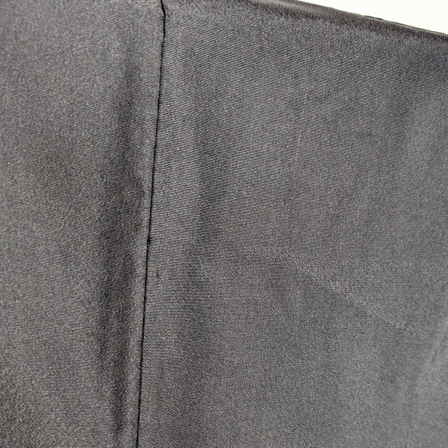 Gros plan sur la texture de soie habutae noire légèrement brillante d’un haori japonais pour homme