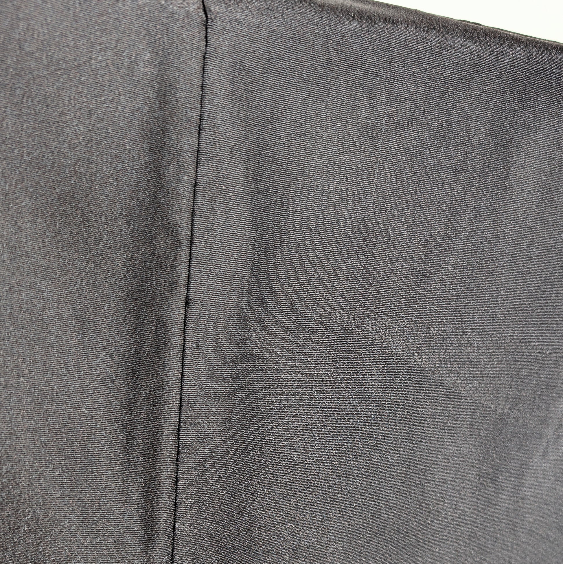 Gros plan sur la texture de soie habutae noire légèrement brillante d’un haori japonais pour homme