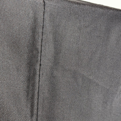 Gros plan sur la texture de soie habutae noire légèrement brillante d’un haori japonais pour homme