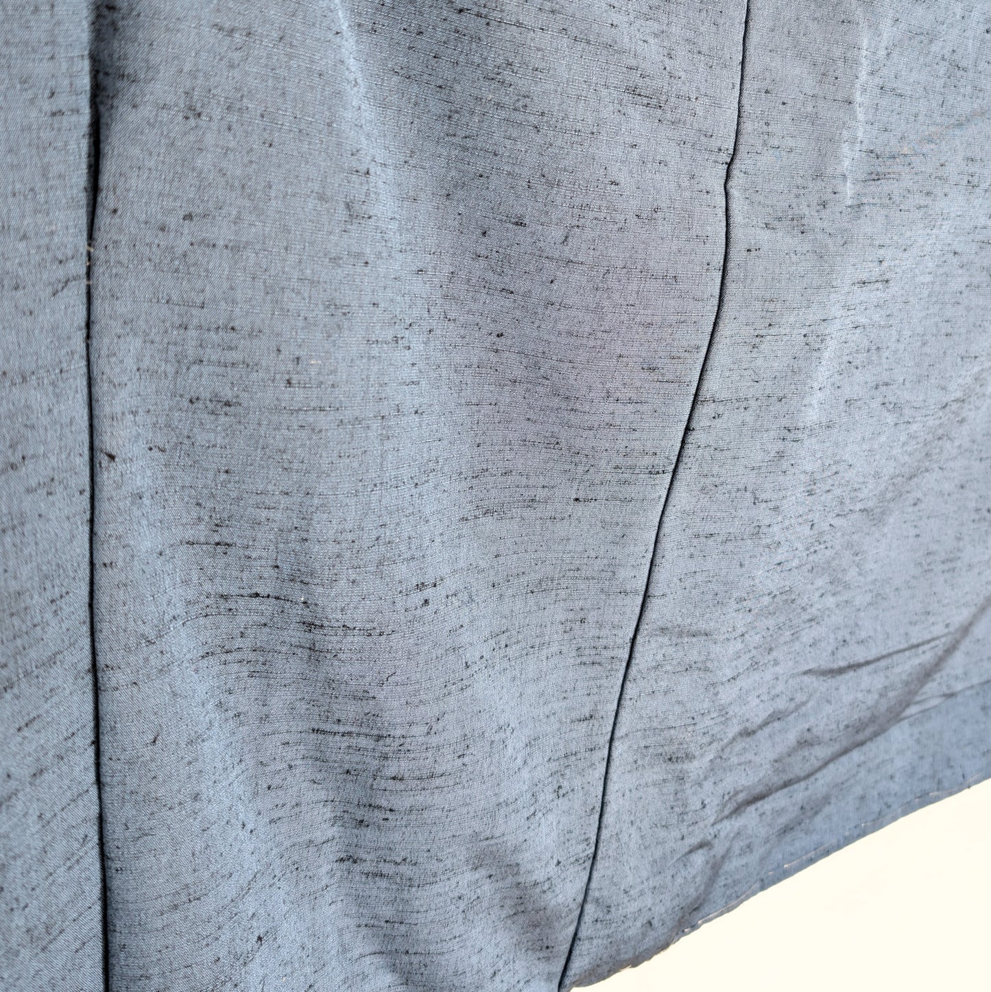 Texture de soie tsumugi sur haori japonais vintage bleu gris