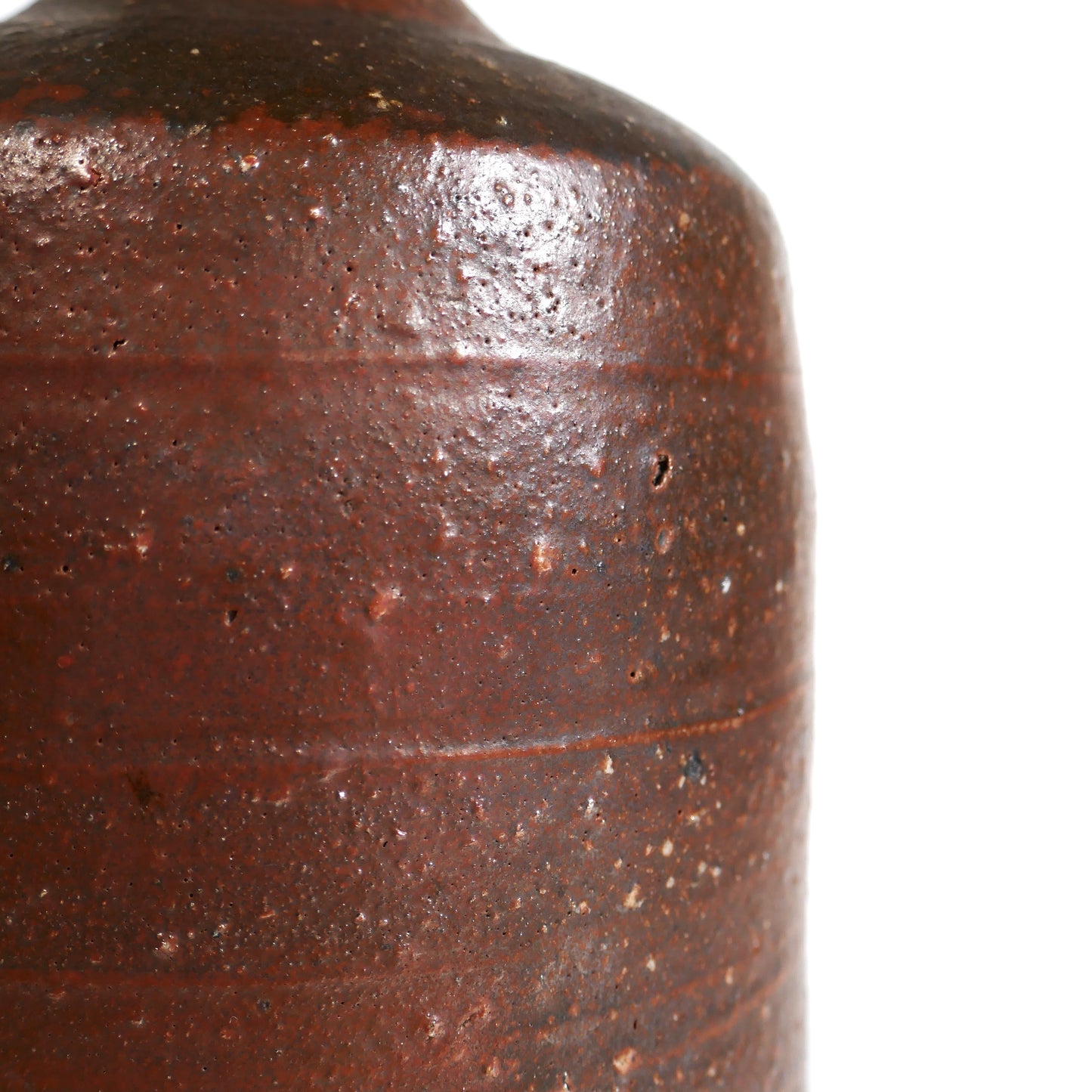 Texture yakishime d’un vase Bizen-yaki en grès non émaillé, détail de céramique japonaise décorative