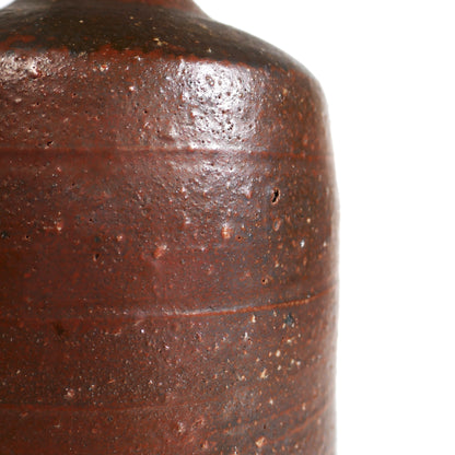 Texture yakishime d’un vase Bizen-yaki en grès non émaillé, détail de céramique japonaise décorative