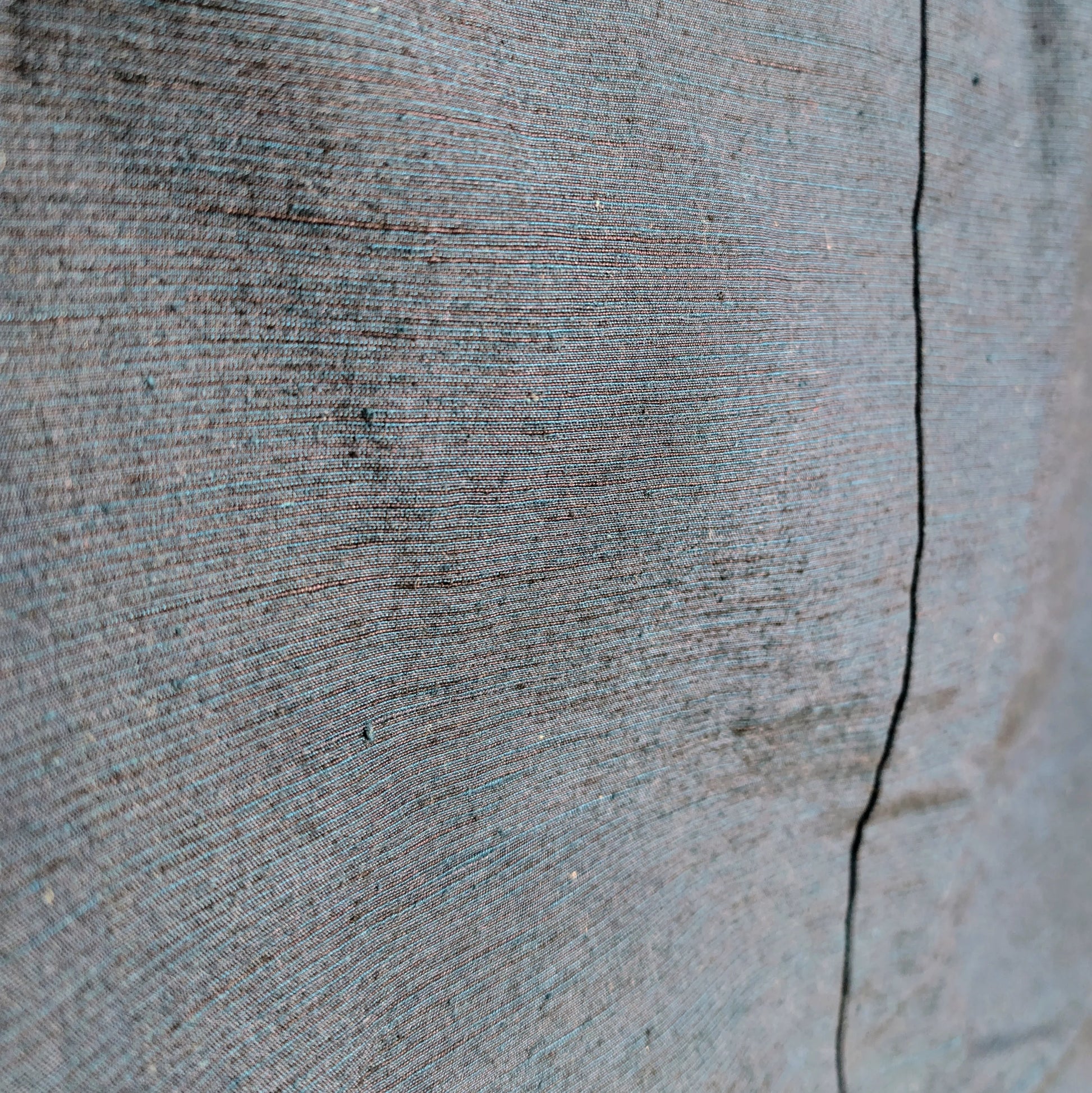 Gros plan sur le tissage japonais ancien soie coton d’un haori masculin Shōwa
