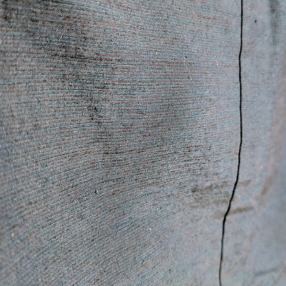 Gros plan sur le tissage japonais ancien soie coton d’un haori masculin Shōwa