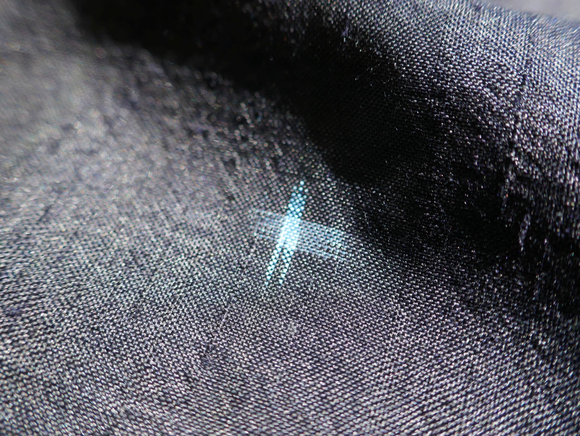 Gros plan sur le tissage d’une soie fine type tsumugi avec motif igeta kasuri bleu clair