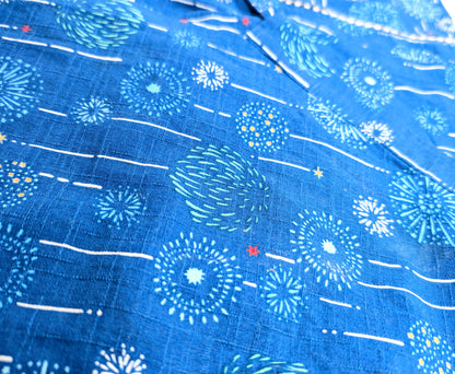 Détail du tissu de jinbei en coton bleu indigo, motif hanabi 花火 et lignes blanches.