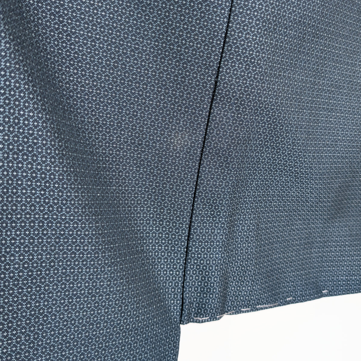 Gros plan du tissu en laine mélangée bleu gris d’un haori japonais à petit motif kikkō traditionnel