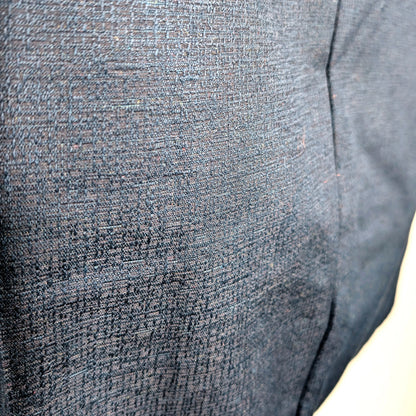 Détail du tissu extérieur d’un haori japonais ancien pour homme, texture fine en laine mélangée soie de couleur bleu marine
