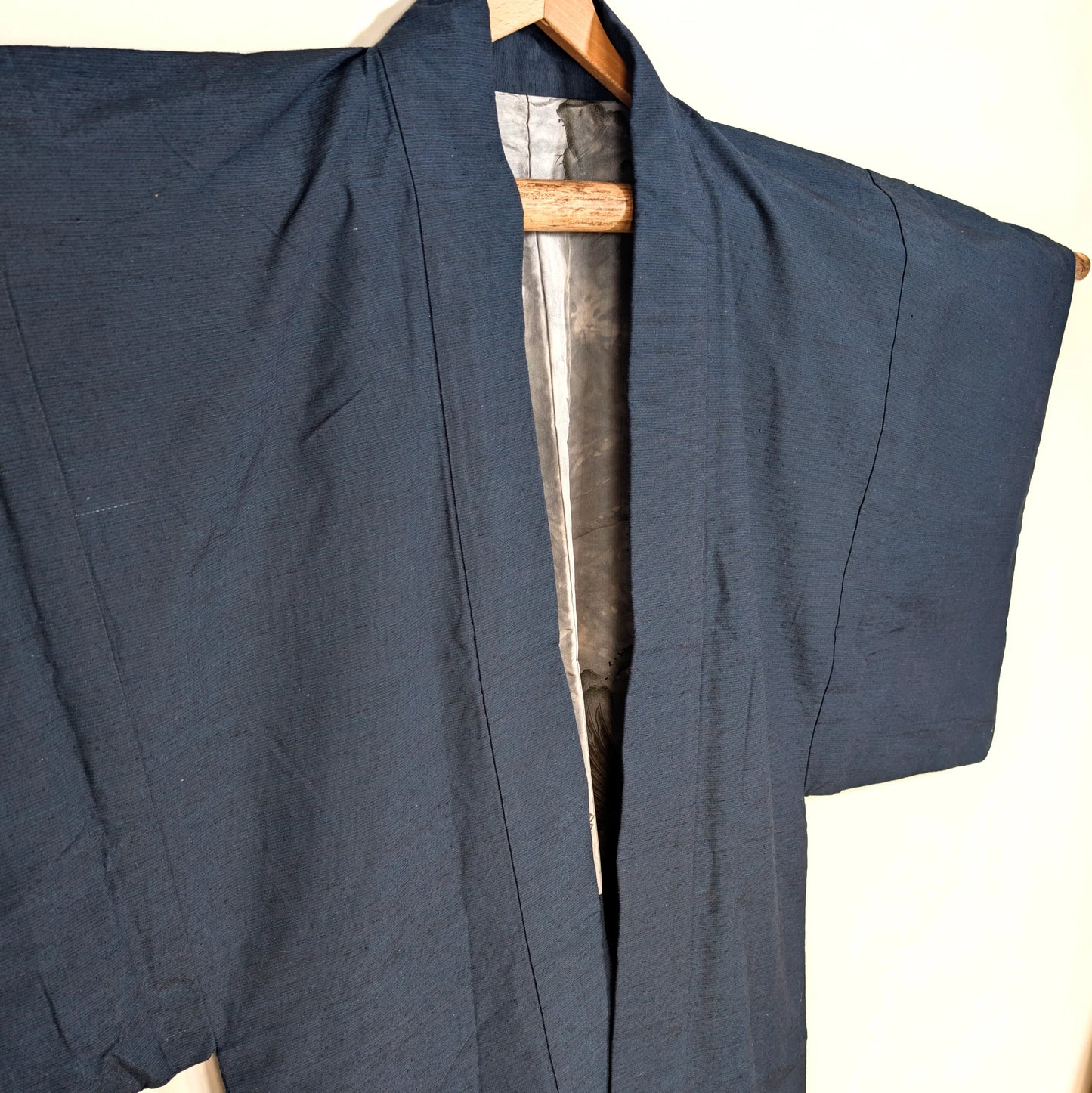 Détail du tissage extérieur d’un haori japonais ancien en mélange soie et coton