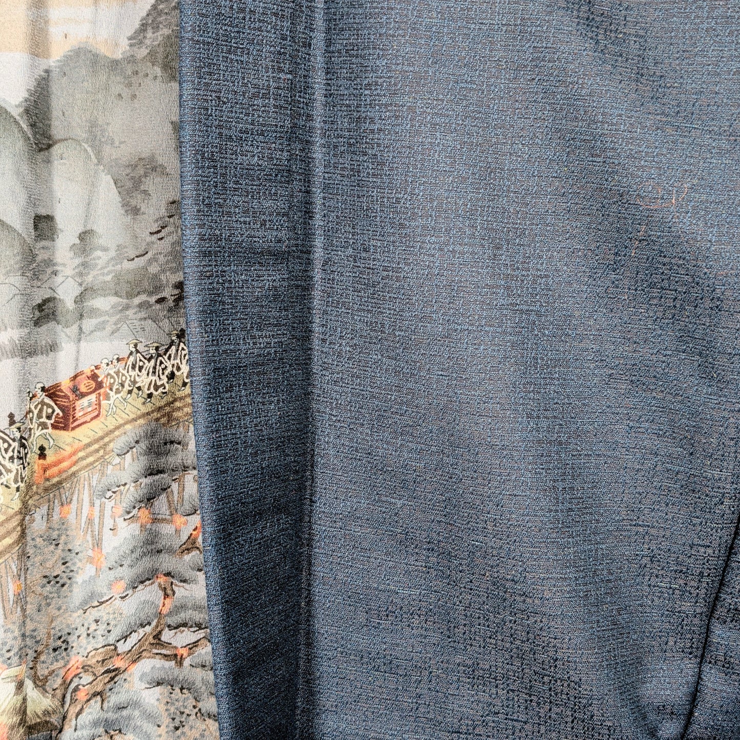 Contraste entre le tissu extérieur bleu marine en laine mélangée soie et la doublure ukiyo-e d’un haori japonais ancien