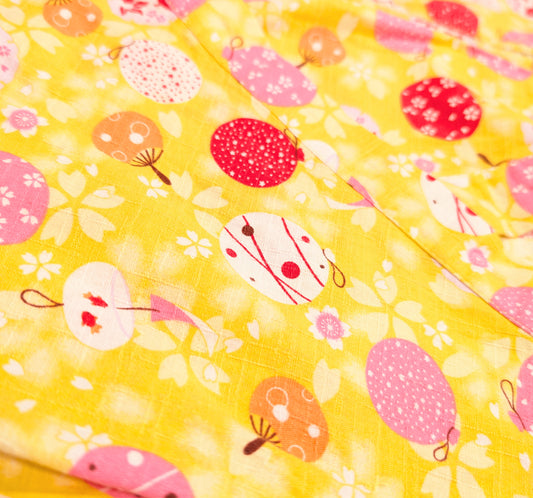 Détail du coton jaune du jinbei japonais, motifs fūrin 風鈴, uchiwa 団扇, mizu-yō-yō et fleurs.