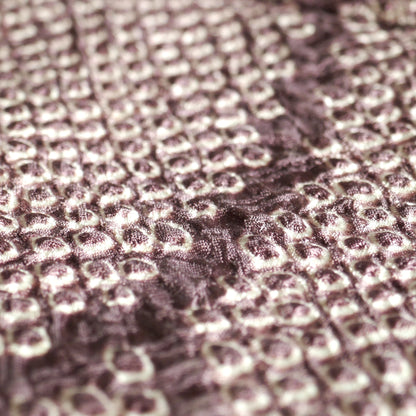 Gros plan du tissu shibori japonais en soie lavande d’un haori vintage, texture traditionnelle raffinée