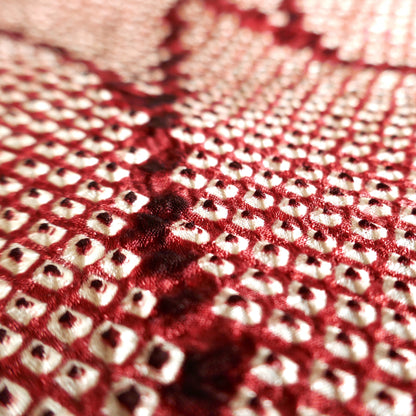 Texture en relief du tissu shibori en soie rouge grenat, haori vintage japonais
