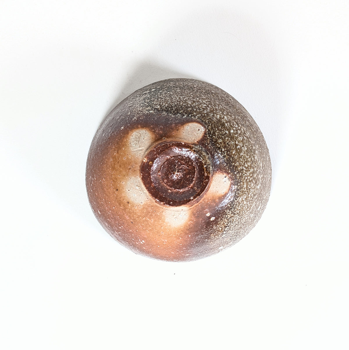 Kōdai et tōin de Naohiko Koyama sous ce chawan Shigaraki, avec sceau du céramiste japonais dans la terre