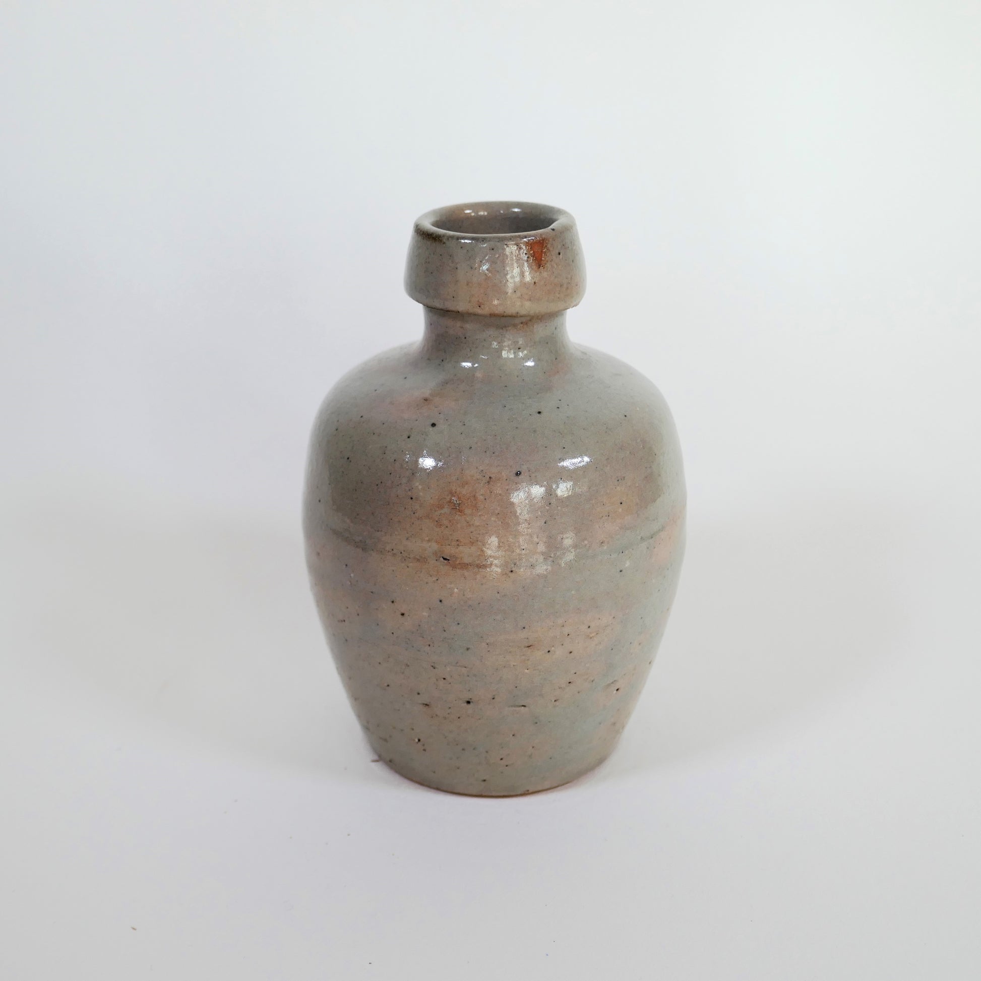 Dos d’une tokkuri en céramique japonaise artisanale, époque Showa