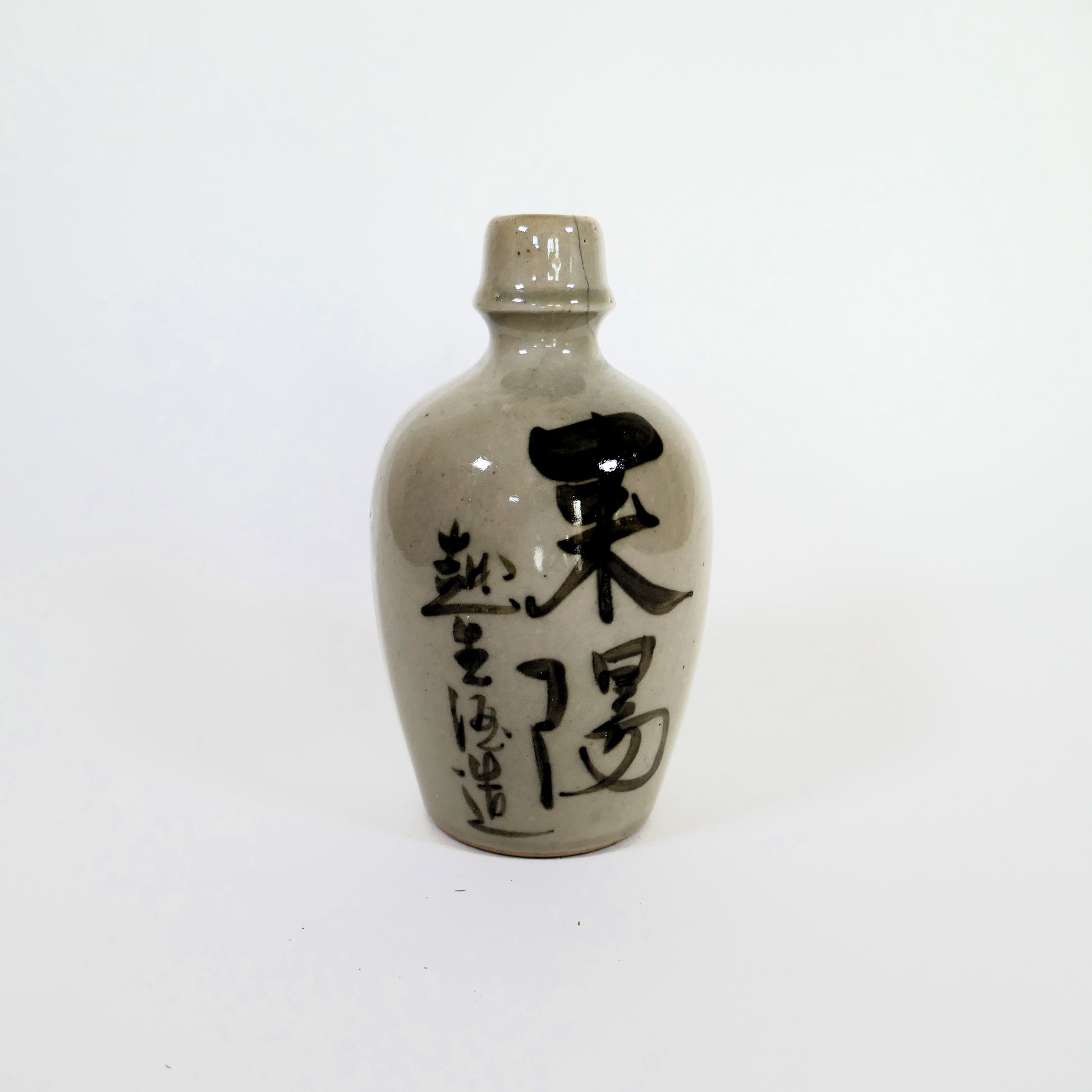 une petite carafe a sake traditionnelle tokkuri de l'ère showa à vendre sur kogedo