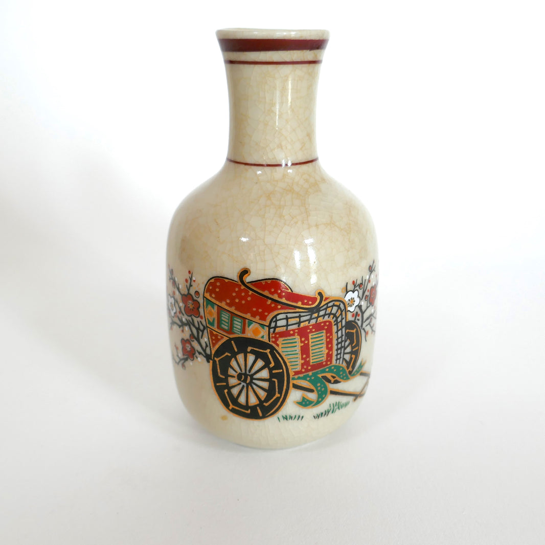 Tokkuri en porcelaine Kutani, décorée d’un chariot impérial gosho-guruma et de nobles de la période Heian. Craquelures visibles sur l’émail.