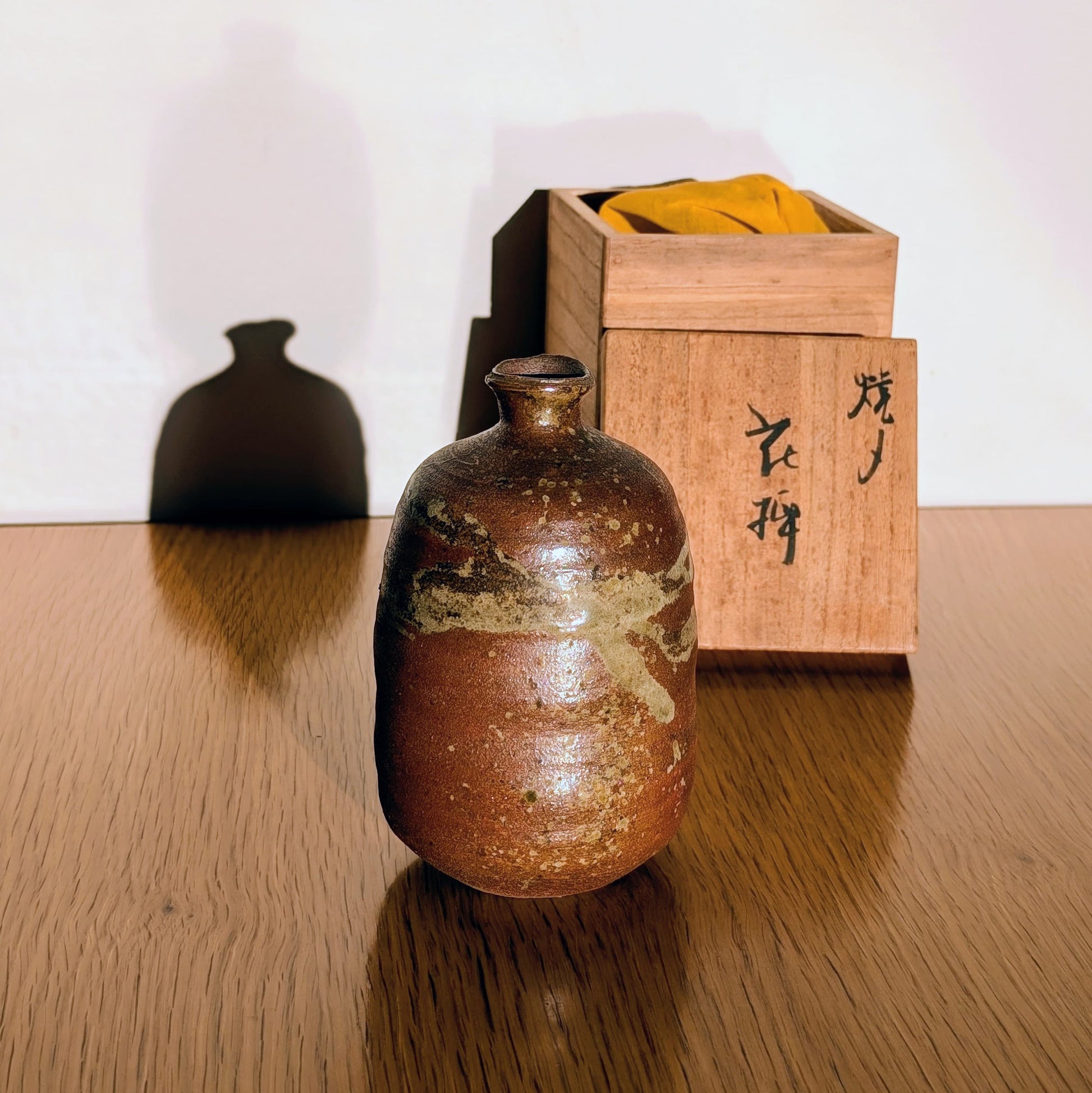 Tokkuri japonaise en terre cuite naturelle yakishime, poterie de Kamiya Kiun du four Tonoyama, accompagnée de sa boîte en bois signée, poterie japonaise traditionnelle.