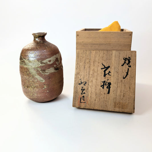 Tokkuri en céramique yakishime signée Kamiya Kiun du four Tonoyama, poterie japonaise de style Bizen et Shigaraki, bouteille à saké avec boîte en bois d’origine.