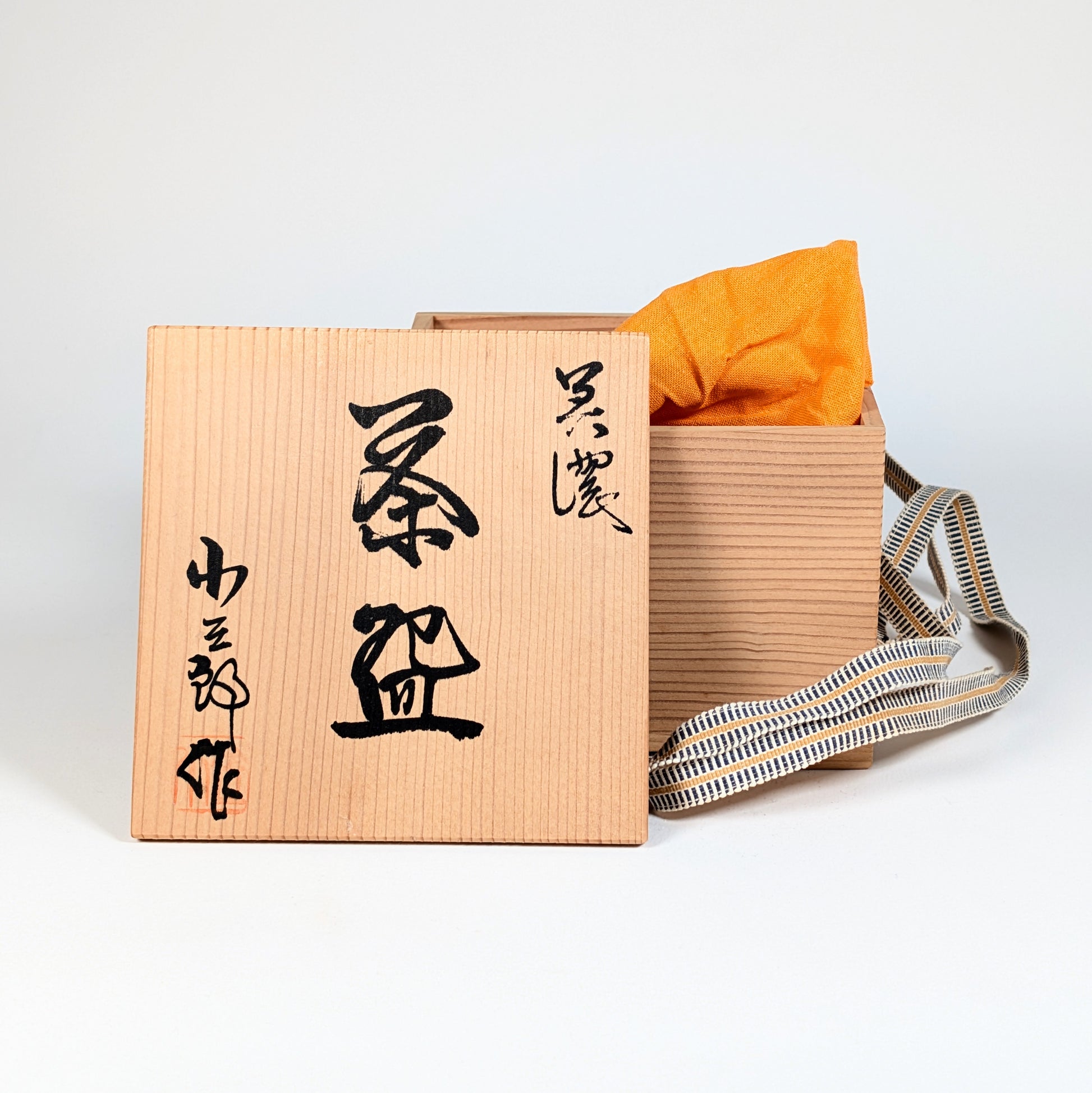 Tomobako signé pour chawan Oribe, boîte en bois calligraphiée par Kosaburō de l’atelier Kikyōya-gama