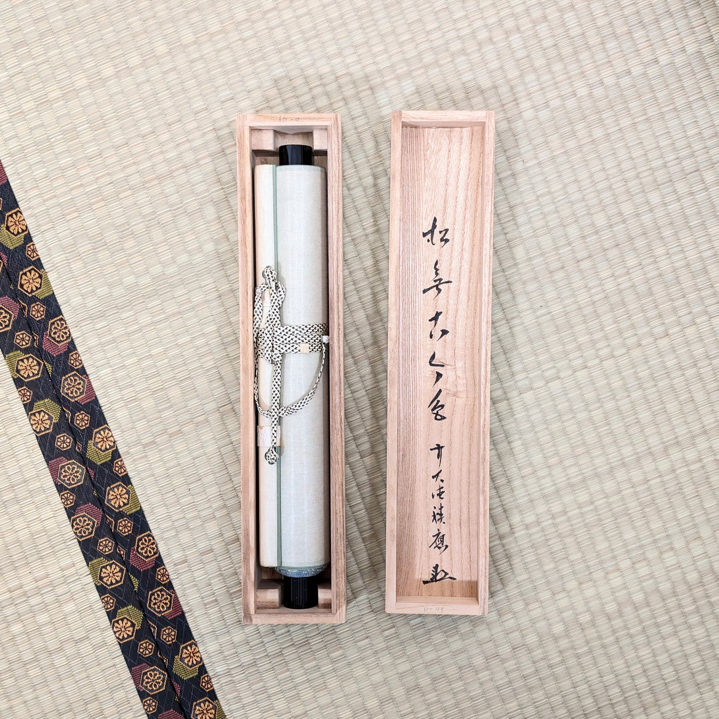 Kakejiku japonais dans sa boîte en bois tomobako avec inscription 松無古今色 et signature Daitoku zen Sekio, rouleau zen de cérémonie du thé