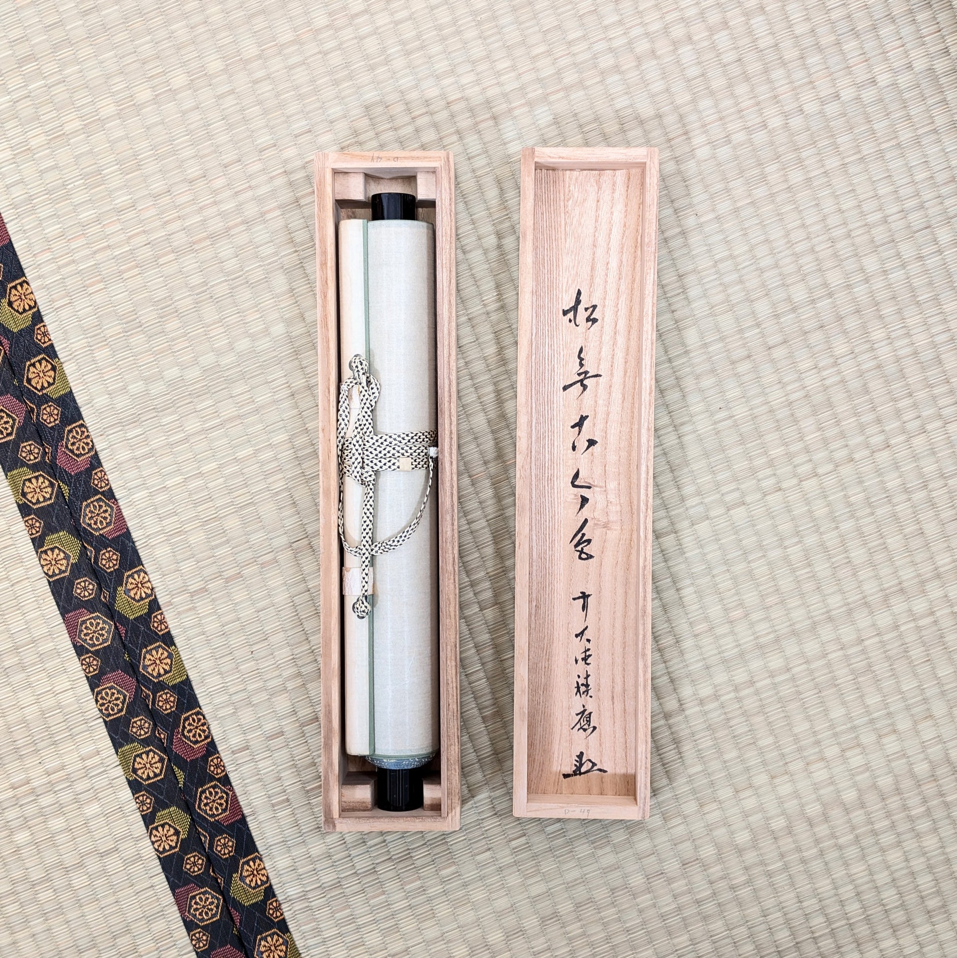 Kakejiku japonais dans sa boîte en bois tomobako avec inscription 松無古今色 et signature Daitoku zen Sekio, rouleau zen de cérémonie du thé