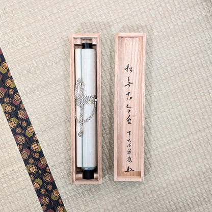 Kakejiku japonais dans sa boîte en bois tomobako avec inscription 松無古今色 et signature Daitoku zen Sekio, rouleau zen de cérémonie du thé