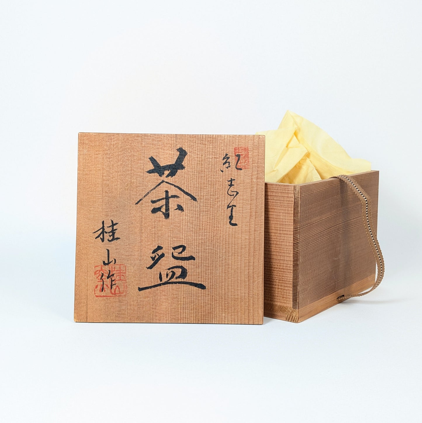 Tomobako signé du chawan Beni Shino, boîte en bois japonaise avec calligraphie 茶碗, cachet rouge et inscription du four Keizan-gama 桂山窯.