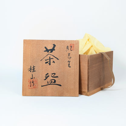 Tomobako signé du chawan Beni Shino, boîte en bois japonaise avec calligraphie 茶碗, cachet rouge et inscription du four Keizan-gama 桂山窯.