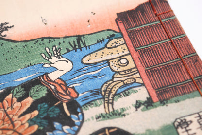 Détail de la lanterne tōrō et du jardin japonais sur la couverture du Kinsei Bijin-roku, antiquité japonaise de l’époque Edo.