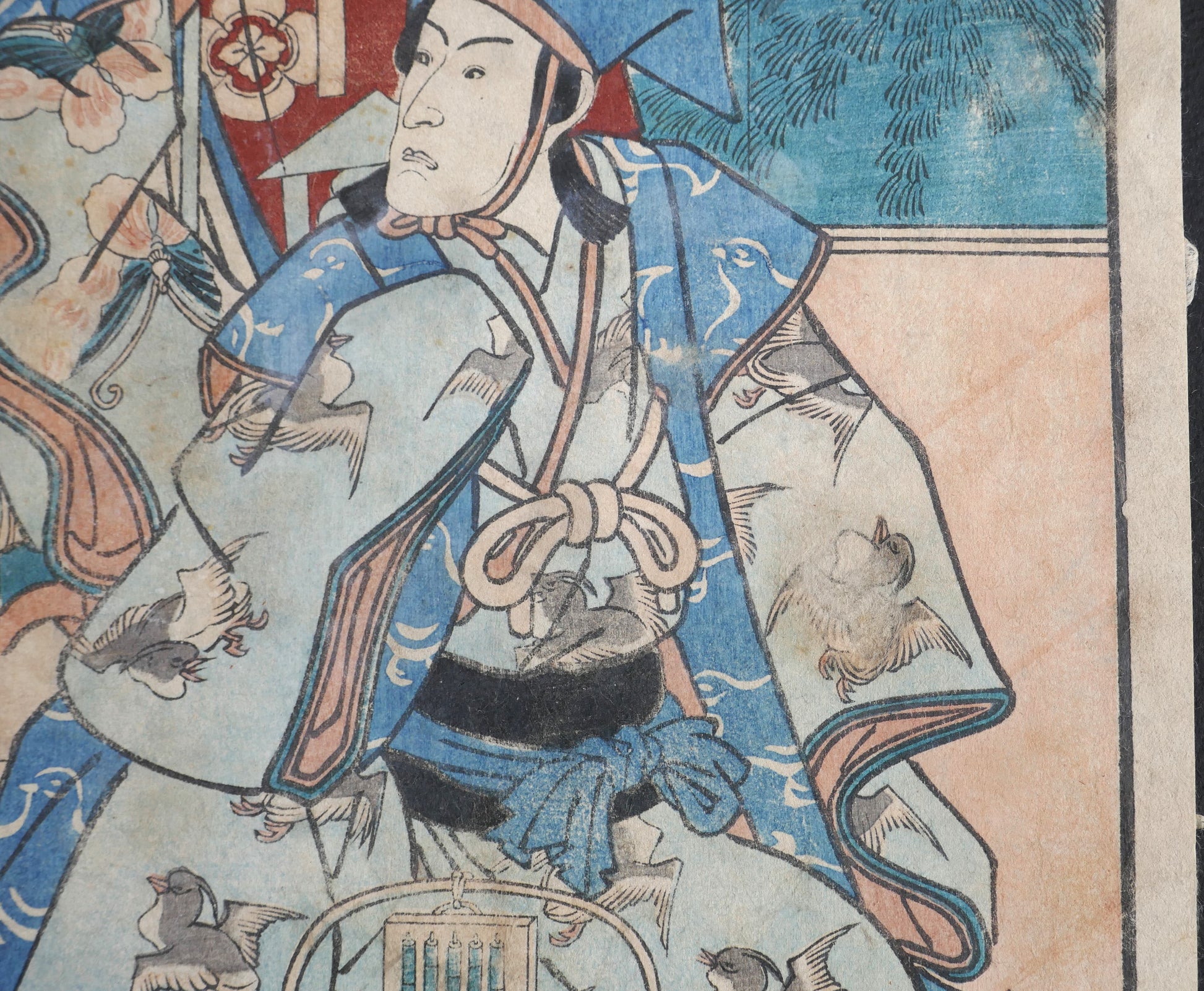 Soga Gorō Tokimune vêtu d’un kimono orné d’oiseaux – estampe kabuki par Toyokuni III (Kunisada)