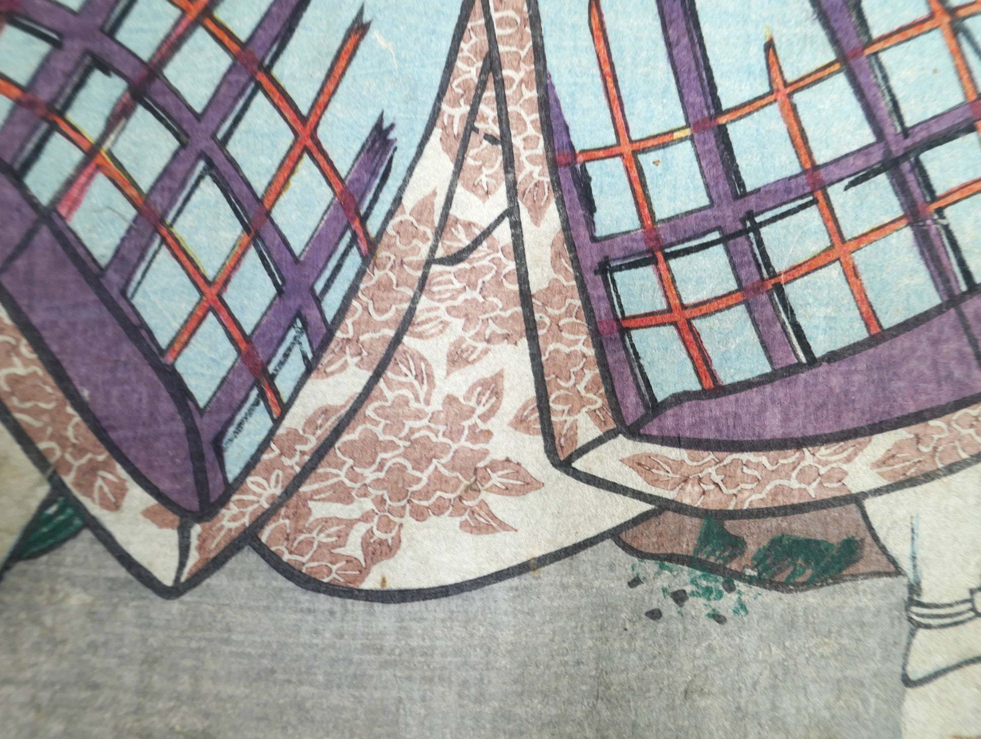 Détail de l’ourlet du kimono, décor de fleurs beiges et violettes, estampe japonaise kabuki Toyokuni III Kunisada, 1859.