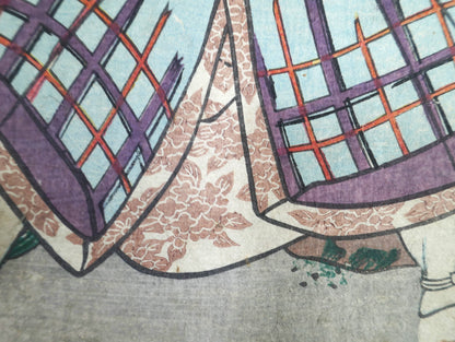 Détail de l’ourlet du kimono, décor de fleurs beiges et violettes, estampe japonaise kabuki Toyokuni III Kunisada, 1859.