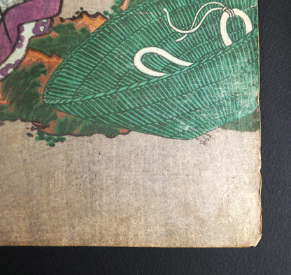 Détail du kasa (chapeau de voyage) et de sa corde dans le coin inférieur du diptyque de Toyokuni III Kunisada, estampe kabuki, 1859.