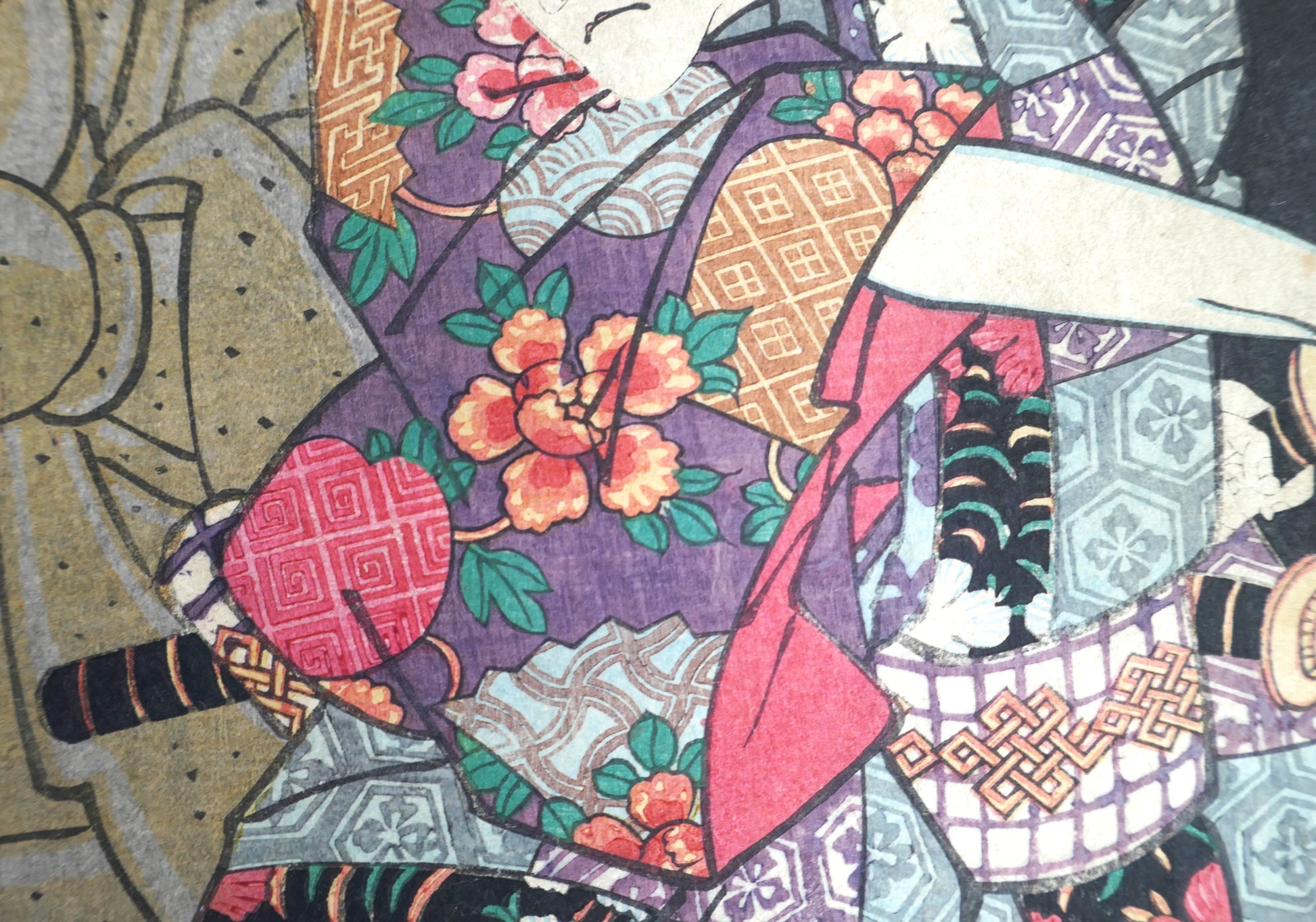 Détail du kimono à motif floral porté par Kawarazaki Gonjūrō I dans le rôle de Yaegaki Monzō, estampe kabuki de Toyokuni III Kunisada, 1859.