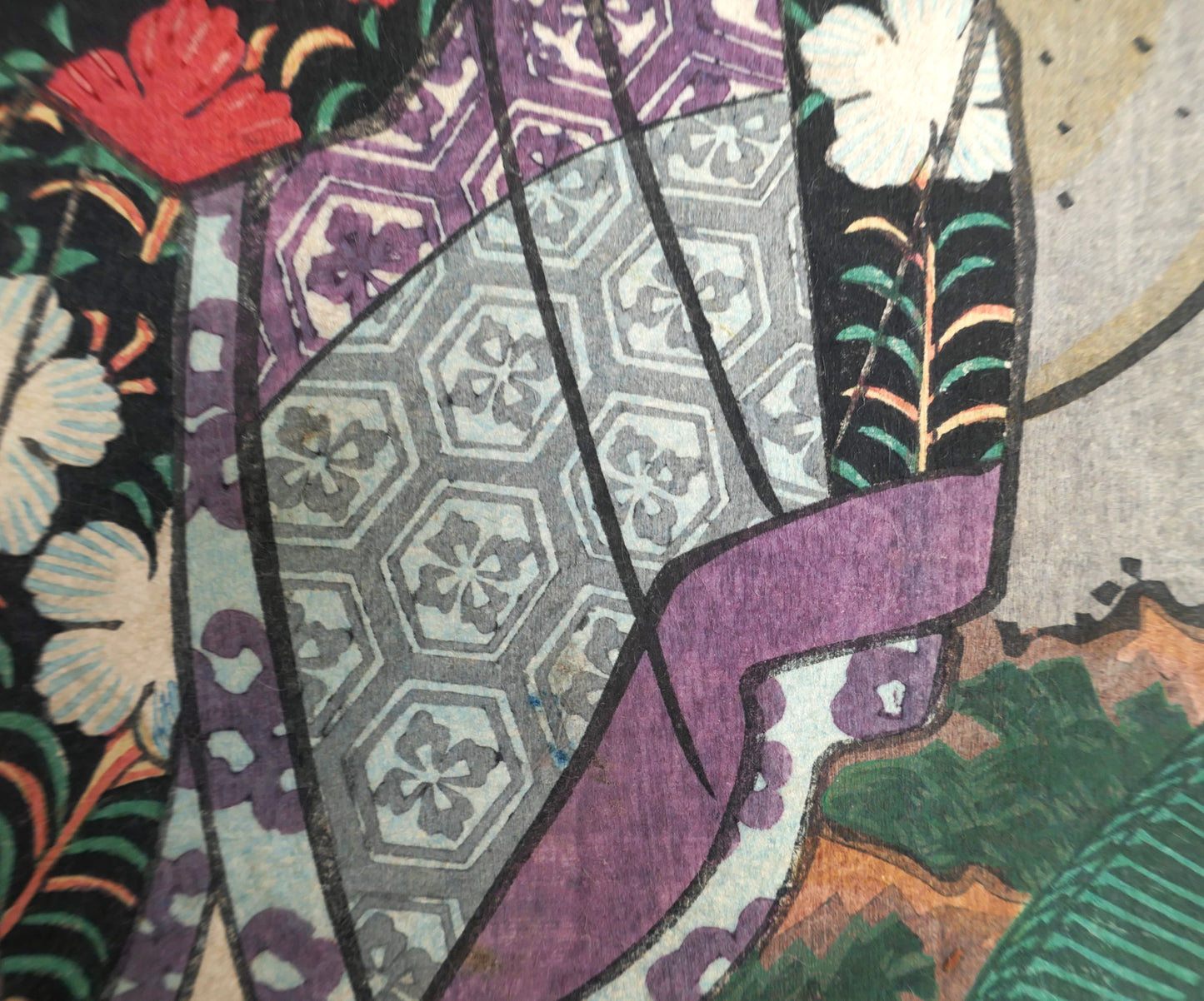 Détail du tissu à motifs hexagonaux kamon du kimono de l’acteur, impression sur bois japonaise Toyokuni III Kunisada, 1859.