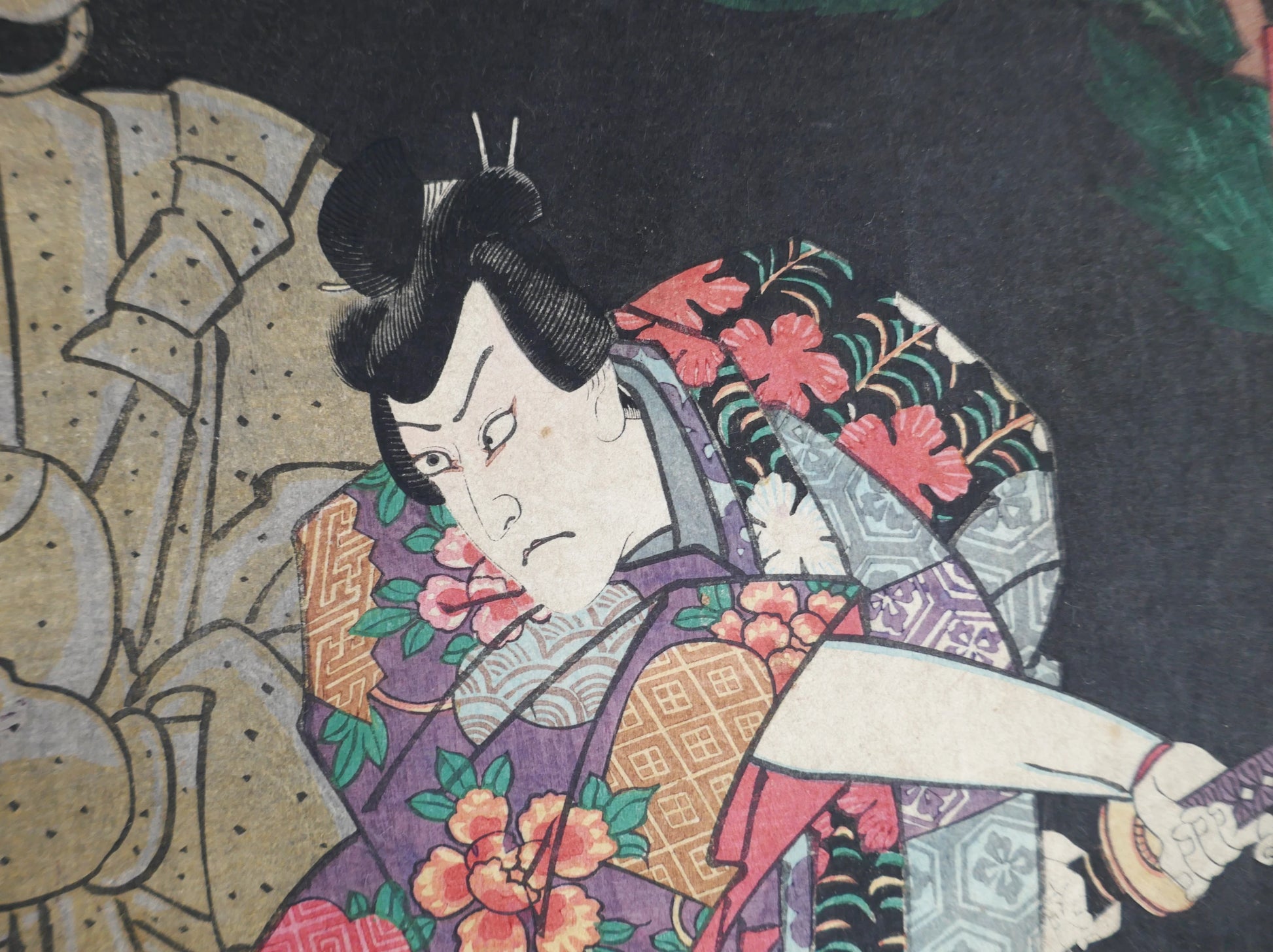 Portrait de Kawarazaki Gonjūrō I dans le rôle de Yaegaki Monzō, diptyque kabuki par Toyokuni III (Kunisada), 1859, kimono fleuri sur fond sombre.